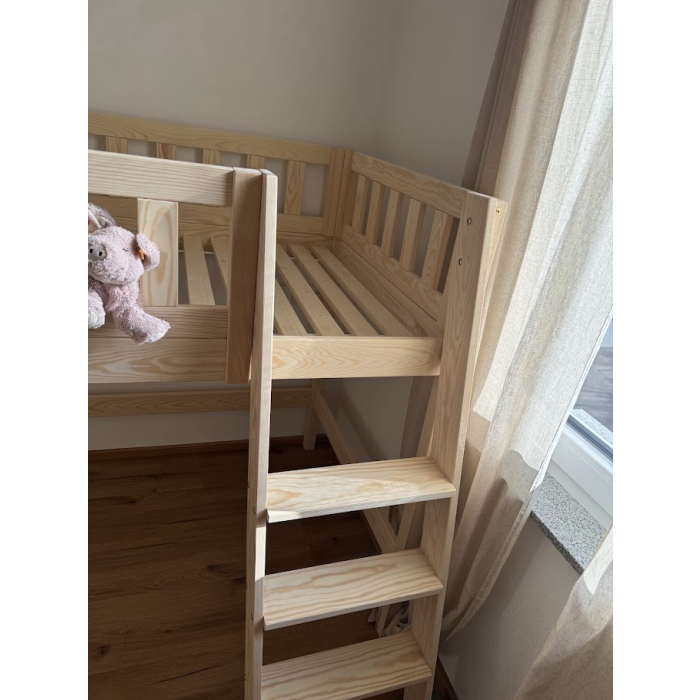 Naturbelassenes Loftbett